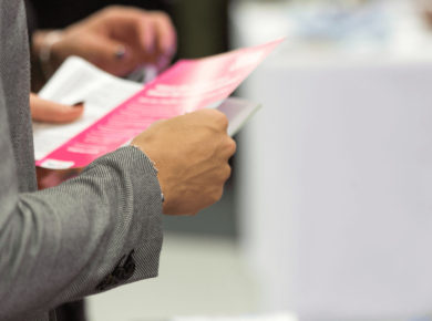 Broşüre benzeyen insert baskı tutan adam eli