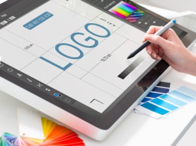 bilgisayar ekranında yaratıcı logo örnekleri tasarım süreci