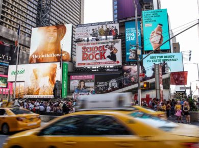 trafiğin yoğun olduğu şehir merkezinde yan yana billboard ilan örnekleri