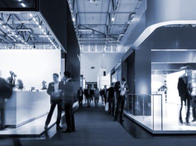 Ticari bir fuarda stand gezen insanlar