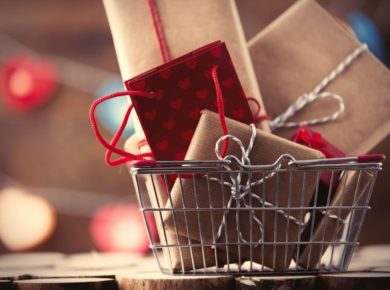 alışveriş sepeti içinde çeşitli hediyeler