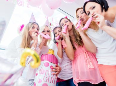 baby shower nedir sorusuna yanıt niteliğinde kadınların anne adayını mutlu etmek için bir araya geldiği pembe rengin ağırlıklı olduğu bebek partisi