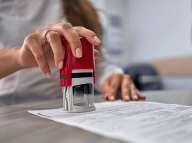 Resmi bir evrağa kaşe basan kadın