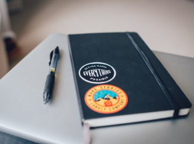 siyah bir ajanda üzerine yapıştırılmış etiket tasarımları