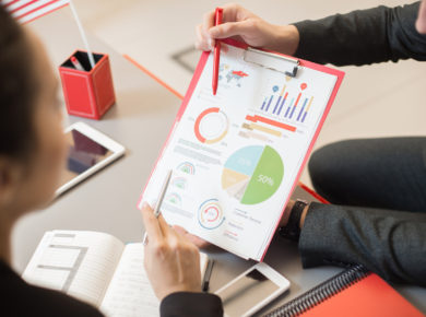 infografik formatında hazırladığı içeriği iş arkadaşına sunan adam