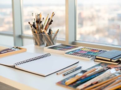 iş yerinde verimlilik için kullanılan ofis malzemelerinin olduğu bir çalışma masası