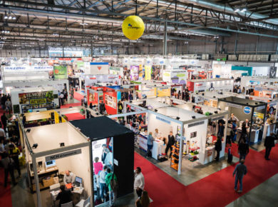 Kalabalık bir fuarda müşterilerinin dikkatini çekmek için fuar stand tasarım çalışmaları yapmış birçok firmaya ait standlar