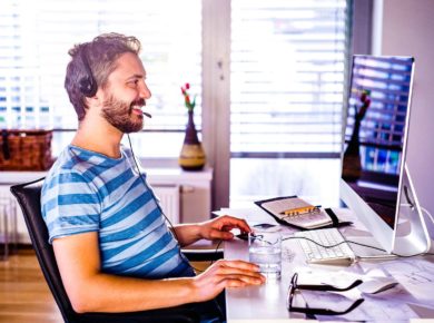 evde yapılacak işler için örnek oluşturan bir adam ve bilgisayarda yürüttüğü işleri