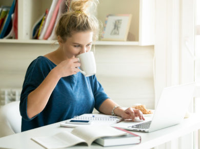 Evde home ofis çalışan saçları toplu kadın