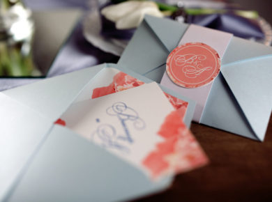 Gri zarflar ve düğün davetiyeleri