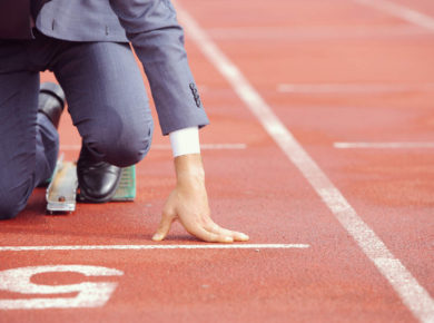 koşu parkurunda koşmaya hazırlanan iş insanı