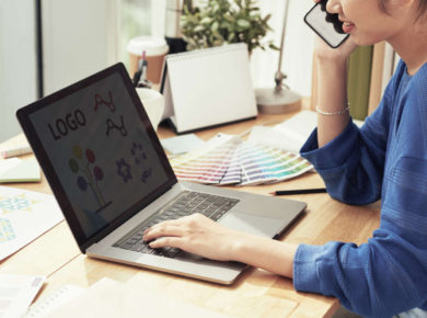 logo tasarım programı kullanan kadın çalışan