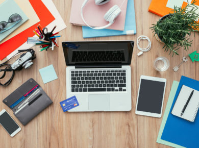 e-ticaret nasıl yapılır konsepti ifade eden masa görseli