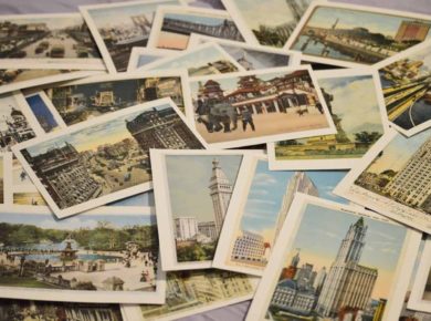 üzerinde şehir simgeleri bulunan bir sürü kartpostal görseli