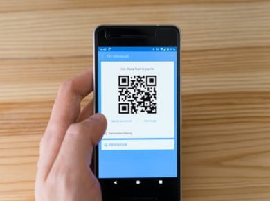 Cep telefonu ekranında QR kodu görseli