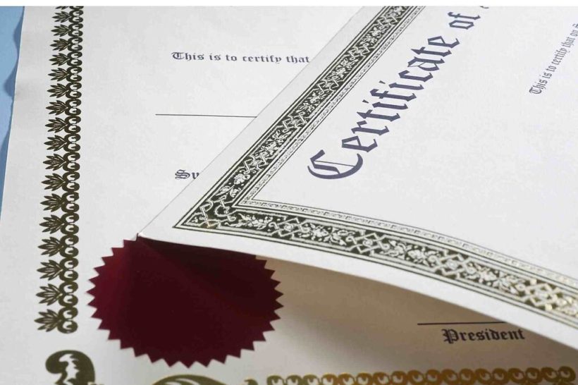 kırmızı onay damgalı iki adet sertifika