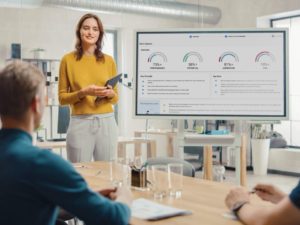 iş arkadaşlarına sunum yapan kadın
