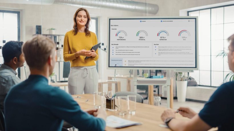 iş arkadaşlarına sunum yapan kadın