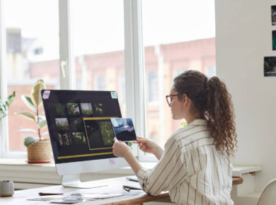 masaüstü bilgisayarda fotoğraf düzenlemesi yapan kadın