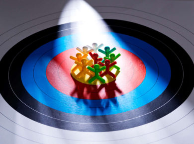 niş pazarlamayı temsil eden hedef tahtası üzerindeki küçük bir insan figürü grubu